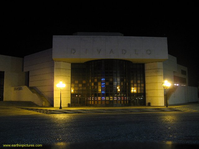 andrej_bagar_theatre_at_night