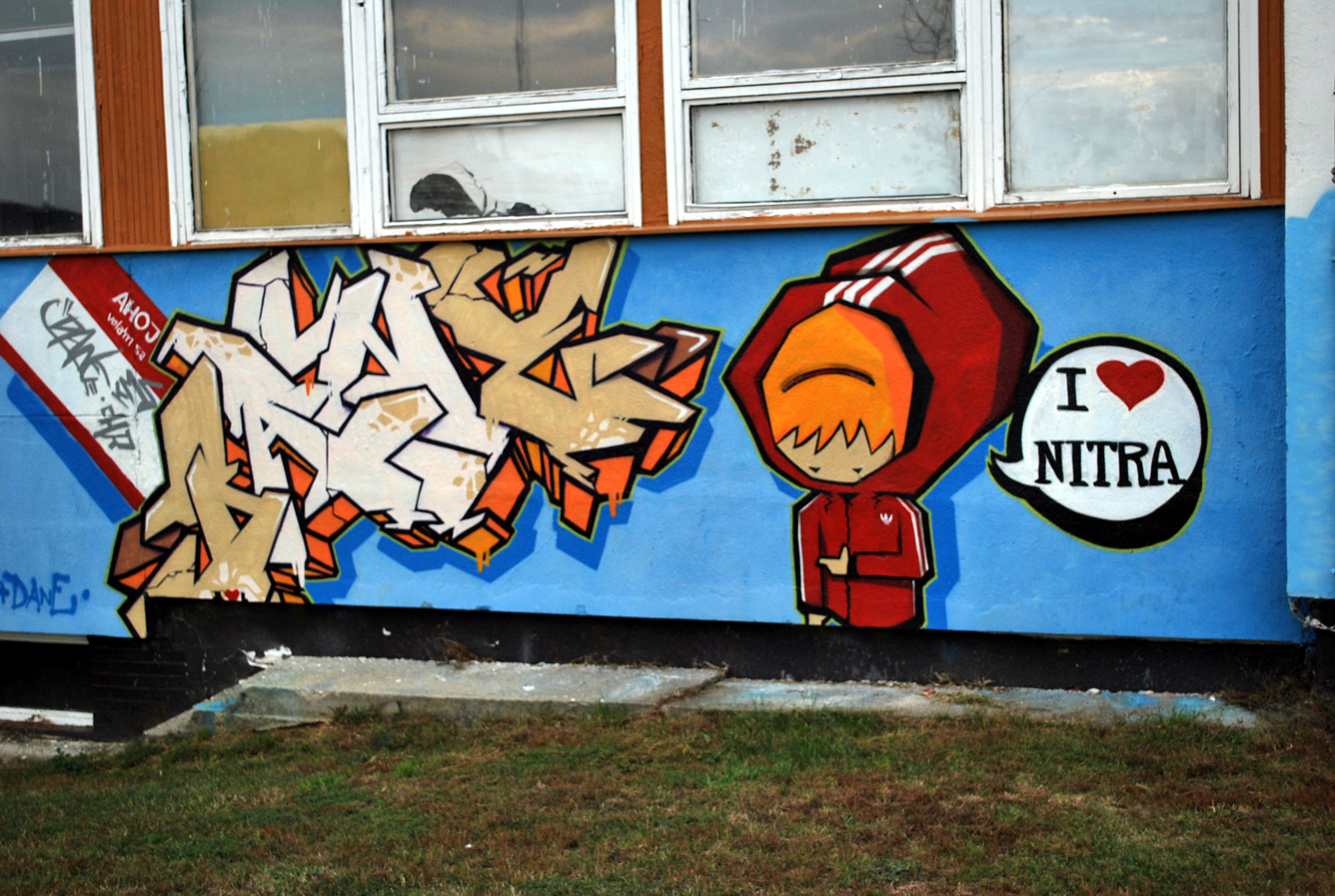 Grafitty pri gymnáziu na Golianovej.